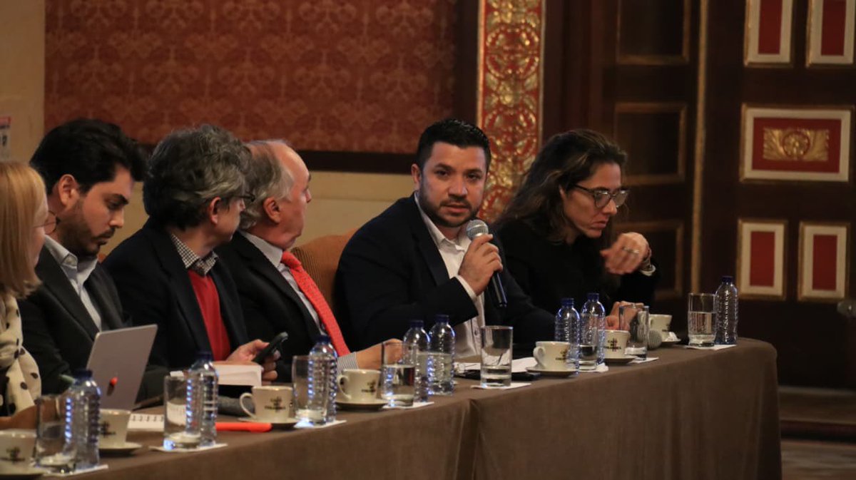 soyjaimeandres's tweet photo. Cuando el presidente @ABDELAESPRIELLA habla de unidad  para levantar a Colombia, se refiere a esto.

Quiero agradecer a cada sector de la economía, gremio, entidad pública y empresa privada que nos ha mostrado su apoyo en esta Mesa Técnica, para aportar recursos y logística a las labores de reconstrucción de las zonas devastadas por el terremoto.

Juntos reconstruimos la Patria Milagro.