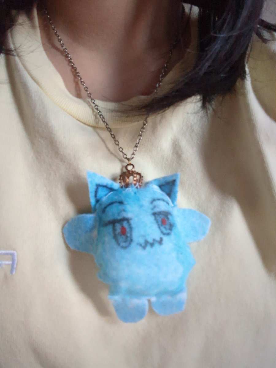 mw443177's tweet photo. この配信でエスジエさんの縫いを作ったものです！、クオリティが低くてすいません、、……エスジエさんの王冠を作る時間がなく、ネックレスで代用しました、なので首からエスジエさんをぶら下げることが出来るという形になりました〜
#絵すじぃ絵っくす https://t.co/Hqtog5xcKO