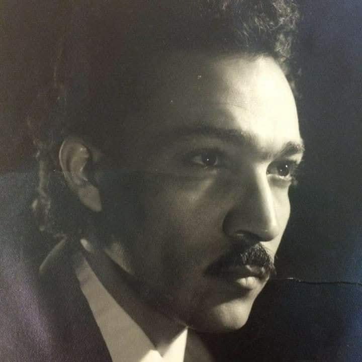 nour_alnwar's tweet photo. سيرة الشاعر:
(1944-1989)
محمد عبدالحي محمود.
ولد في الخرطوم وتوفي بها.
قضى حياته في السودان وإنجلترا.
تلقى تعليمه قبل الجامعي في مدارس الخرطوم، ثم التحق بكلية الآداب - جامعة الخرطوم - وتخرج فيها عام 1967، ثم قصد إنجلترا ونال درجة الماجستير في 
الأدب الإنجليزي من جامعة ليدز عام 1970، ثم درجة الدكتوراه من جامعة أكسفورد عام 1973.
عمل أستاذًا بجامعة الخرطوم، ثم رئيسًا لشعبة اللغة الإنجليزية بها، ثم رئيسًا لشعبة الترجمة، ثم مديرًا عامًا لمصلحة الثقافة عام 1976.
كان عضوًا في اتحاد الأدباء السودانيين.

الإنتاج الشعري:
- له عدة دواوين منشورة منها: «العودة إلى سنار» - جامعة الخرطوم 1973، و«معلقة الإشارات» - جامعة الخرطوم 1977، و«السمندل يغني» - جامعة الخرطوم 1977، و«حديقة الورد الأخيرة» - دار الثقافة - الخرطوم 1984، وصدرت له الأعمال الشعرية الكاملة، جمعت وطبعت في مركز الدراسات السودانية - بالقاهرة 1999، وله مسرحية شعرية بعنوان: رؤيا الملك - الخرطوم 1973.

الأعمال الأخرى:
- صدر له عدد من المؤلفات والترجمات منها: كتاب بعنوان: «أجراس القمر» - الخرطوم 1962، وترجمات من الأدب الإفريقي بعنوان: «أقنعة القبيلة».كتاب بالإنجليزية عن «أثر الإغريق في الثقافة العربية الإسلامية».
شعره غزير، زاوج بين الموزون المقفى الذي نوع في قوافيه وجدد في موضوعاته، وبين شعر التفعيلة، تغلب على قصائده ظلال الشعر المترجم فمال إلى الرمز 
وأفاد من الأسطورة في التعبير عن بواطن نفسه، ورسم شخصيات من الماضي في إطار حداثي، كما مال إلى الاتجاه الفلسفي محاولاً جعل قصائده تعبيرًا عن هموم المثقف المأزوم في عالم مملوء بالمتناقضات. لغته رمزية مجازية أحيانًا، وسردية في أحيان أخرى، ومعانيه جديدة، تبدو لمحات صوفية في بعض قصائده. 

المصدر 
https://t.co/9Oygk1PCf2