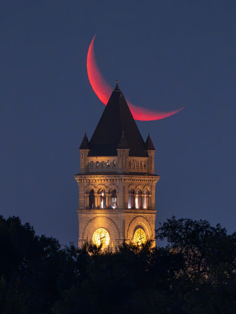 washingtondc's tweet photo. Views worth looking up for. 🌙✨

📍 Washington Monument
📍 Old Post Office Clocktower

📸: gordonklau / IG #Only1DC #SummerinDC https://t.co/7jdzePvH8d