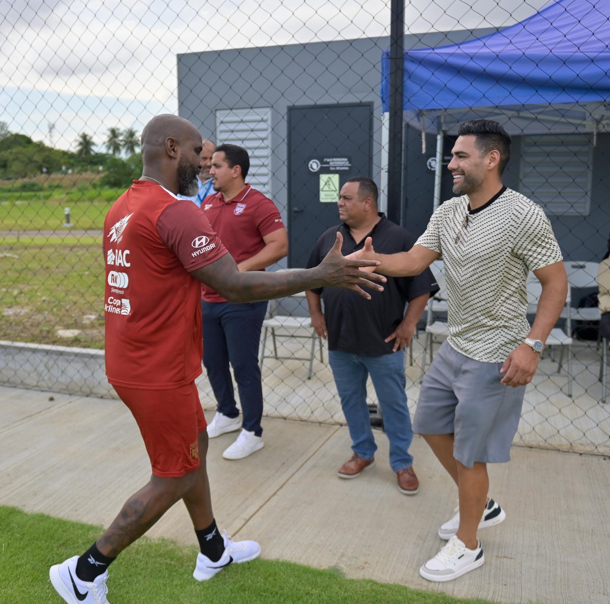 Pandeportes's tweet photo. Las estrellas del fútbol internacional Radamel Falcao y Fredy Guarín visitaron el Centro de Alto Rendimiento de Pandeportes, para presenciar el entrenamiento de nuestra Selección Sub-17 de Panamá, que se prepara con todo para el Mundial de la FIFA.

#ConPasoFirme #Pandeportes https://t.co/9AXVMKVpZR