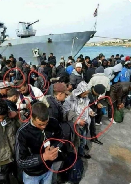 DerGanesha's tweet photo. Zum Glück konnten sie ihre Handies retten, wenn schon nicht ihre Pässe https://t.co/I18PtmXYVz