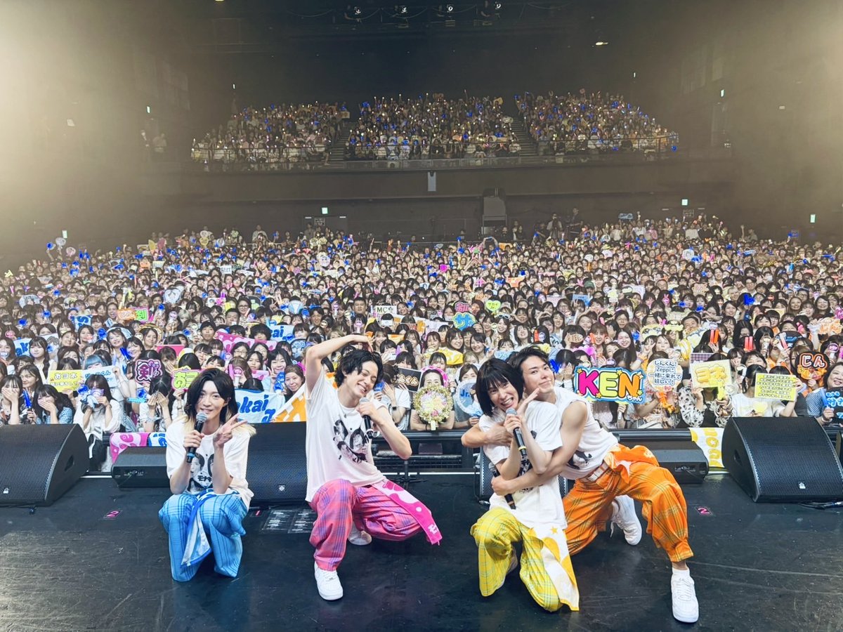 monaki_official's tweet photo. こんにちは。
サカイJr.です。

本日はZepp Nambaさまにて
MONAKI 1st Tour 2026『モナキやで⭐しらんけど　Supported by Dr.ルルルン株式会社』の初日を迎えさせて頂きました💙ｵｵｻｶ！

お越しくださったみなさま、貴重な時間とお金を使って会いに来てくださり本当にありがとうございます！
そして残念ながら今日来れなかったみなさま、お気持ちは会場にも届いています！
SNSでの書き込みでも優しさや愛情をしっかり受け取っています💙ｳﾚｼｲ。

デビューして約4ヶ月でまさかZeppに立たせて頂くとは昨年の11月のお披露目会の時には想像もできていませんでした・・・
自分は他の3人と比べて人前に立ってパフォーマンスをする経験がほとんど無かった人間です。
そんな自分がこんな素敵な舞台に立たせて頂いていること・・・いつも支えてくださっている周りのスタッフの方々、そしてモナカマのみなさまのおかげに他ありません。
本当にありがとうございます。
ステージからみたみなさまのペンライト、本当に綺麗でした。
大阪で見せて頂いたジュニ色の星空、忘れません💙
そして個人的Zeppでのチャレンジが
「ステージ上から全員の顔を見てお礼を伝える」です。
みなさまの瞳をお借りする時間があると思いますが、その時はよろしくお願いします。

歌もダンスも表現者としてすべてが未熟な自分ですが、モナカマのみなさまへの愛情返し「モナカマ孝行」が少しでもできるように1秒1秒を愛おしく過ごします。
ツアー初日、今日も本当にありがとうございました！

また残りのツアーで会おうね💙
来れなかった方々もSNSでのコメントしっかり読んでるからね！ｼｱﾜｾ！

📝一言メモ
今日の舞台は『Zepp Namba』さまです。
ツアー中も変わらず妄想散歩＋サカイJr.調べ全開でまいります。

Zepp Nambaさまは2012年に開業したライブホールで、現在はスタンディングで約2500人を収容できる大きなホールとなります。ホールって人が集まって、人が熱狂して完成する特殊な建築物ですよね。（自分もホール設計企画してみたくなってます。ｿﾚﾊｵｲﾃｵｲﾃ。）
そしてZepp Nambaがある難波という街自体が、昔から「人が集まる場所」として発展してきました。鉄道、地下鉄、商業施設、飲食店、劇場、ライブハウスなどが集積し、大阪の「南の玄関口」として大きな役割を担っています。
特に関西国際空港の開港をきっかけに、難波は大阪の国際的な玄関口としても重要性を増してきた歴史があると感じます。

面白い点は、今の難波が最初からこの姿だった訳ではないという点です。
戦後、難波周辺も大きな戦災を受け、その後戦災復興の土地区画整理が進められました。
そして1950年には大阪球場が完成します。南海ホークスの本拠地として多くの人を集めた大阪球場はまさに「人が集まる難波」を象徴する場所の一つとなったそうです。
しかし時代が変わり、大阪球場が1998年に解体されて、その跡地に誕生したのが、現在のサカイJr.がだーいすきな「なんばパークス」です。ｱｶﾞﾙ。
ここには、難波という街の特徴がよく表れていると思います。
「古いものを壊して新しいものをつくる」のではなく、そこにあった人の記憶や役割を新しい形へ引き継ぐ。
大阪球場がなくなっても、その場所は人が集まり続ける場所になっています。
これには建築的にも面白い仕掛けがあり、特徴的なのは、建物の上に地上9階まで段状に続く「パークスガーデン」。約500種類、10万株の植物が植えられ、曲線的な階段やテラスによって、人が歩きながら街を楽しめるような動線がつくられ、建物の中に「街路」や「公園」のような都市空間を取り込んでいます。
これは都市計画的にも興味深く、建物を「目的地」にするだけではなく、建物そのものを「歩きたくなる街」にしているな、とサカイJr.は思っています。
難波には、こうした新しい都市だけではなく、調べていくと昔から続く商店街や飲食店、劇場、寺社なども残っています。大規模な再開発と、昔ながらの大阪らしい細かな街並みが隣り合っている。大きな駅や高層ビルがあると思えば、一本路地に入ると小さなお店があり、少し歩けば歴史を感じる場所がある。
この「新しいものと古いものが混じり合っている感じ」が難波の大きな魅力だと思っています。

例に漏れず長くなってしまいましたがまとめると、、
（途中でリタイアされた方、すみません。）
難波は「昔から人が集まって、商売や文化が生まれて、時代が変わる度に新しいものが重なってきた」街だと思います。
大阪球場がなくなった後はなんばパークスが生まれ、そして今はZepp Nambaのようなライブ文化も根付いている。
古いものを大切にしながら、新しいものをどんどん受け入れてく。
その姿はモナキにも大変参考になると思います。
僕たちも、『歌謡曲』という大切なものを受け継ぎながら、今の時代に新しい風（そよ風でも・・）を吹かせて、難波のように「人が集まりたくなる存在」になりたいです。

建物の街も、最後に価値を生み出すのはそこに集まる「人」です。
モナキも、「モナキに会うと元気になれる」「またみんなで集まりたい」と思ってもらえる存在になることができればこれ以上の幸せはないなぁと改めて感じる深夜のホテルでした。

本日は楽屋とイベントの様子をパシャリ。

#いつだってモナカマと
#妄想散歩
#モナキの日常