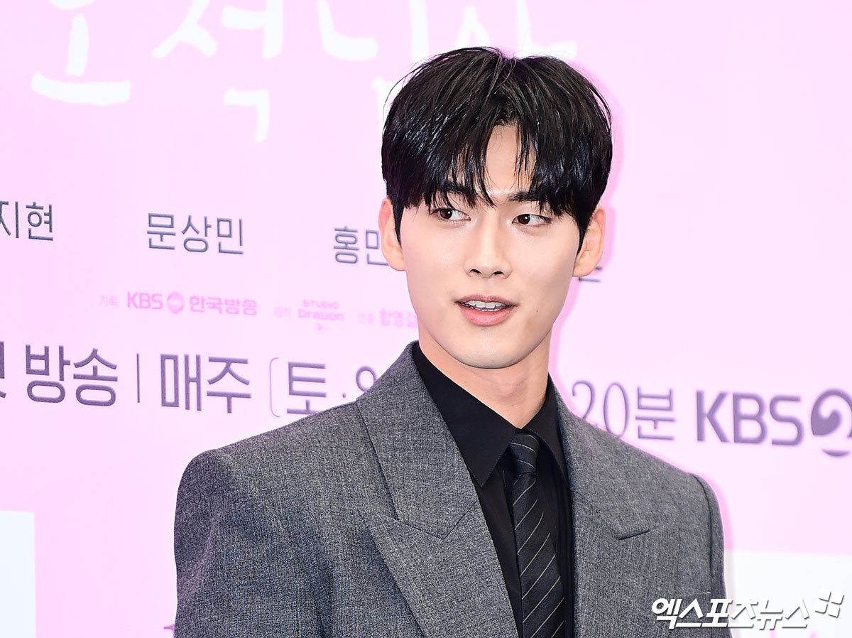 KoreanUpdates's tweet photo. Actor #HongMingi is embroiled in a dating violence allegations following an influencer who shared that she has sent legal notice against him. She disclosed that the man threw soju bottle to her on the street and assaulted her by hitting, shoving her and grabbing her neck.

His agency Fable Company has yet to release any statement or response following this reveal

https://t.co/64YVBLxTmM #KoreanUpdates RZ