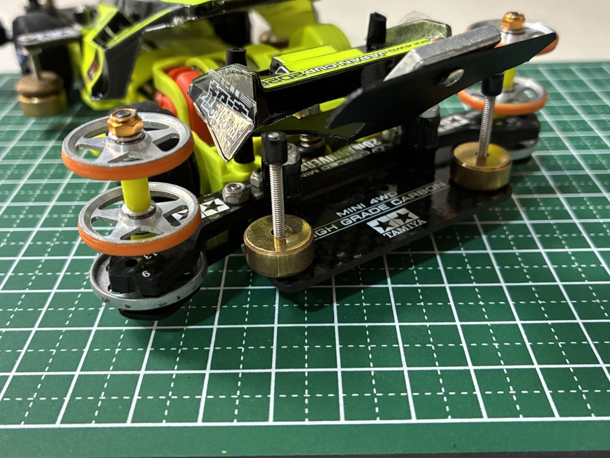mini4wdblog's tweet photo. 今のミニ四駆に欠かせないリヤアンカーを、最初に考えた人はホントにすごい✨

✅ バンパーが可動してコースアウトを防ぐ
✅ FRPとカーボンどちらでも作れる
✅ カーボンにすれば軽量＆高強度に
✅ 作り方がパターン化されていて応用しやすい

定番化している理由も、納得の改造です👍

#ミニ四駆 https://t.co/WyQv50qAJS