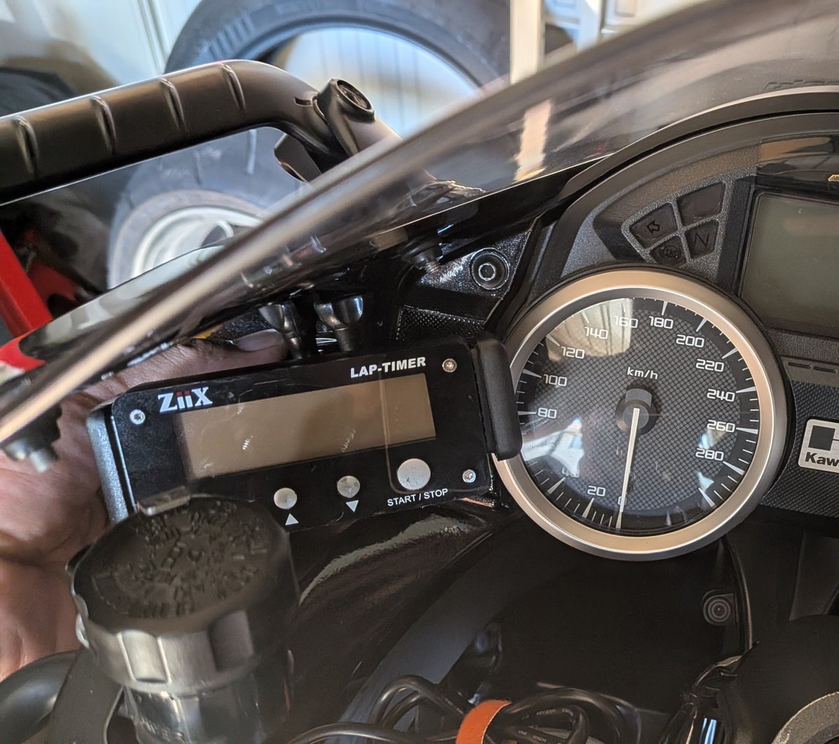 ZX14R_Mira's tweet photo. ラップタイマー設置問題、解決したわ🤗
前回ヘナチョコステーで固定しようとしたけど、クソダサいので考え直した結果、スマホホルダーでやり直し。 https://t.co/bMz694WODd