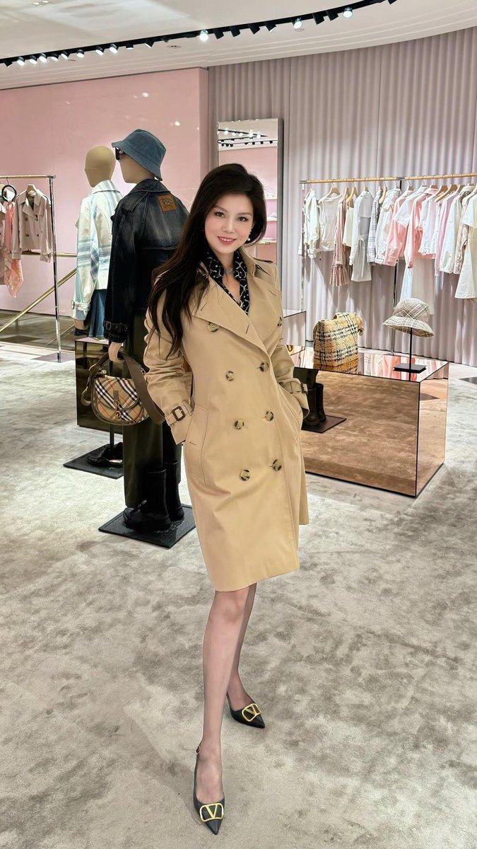 sishierli1986's tweet photo. 很快就要入秋了，提前给自己预备一件风衣。
去年的这个时候我在布拉格出差，邂逅了一场错误但是美丽的短暂爱情。风衣忘在他家里了，和我新买的这件一模一样。 https://t.co/bgQx12fn1l