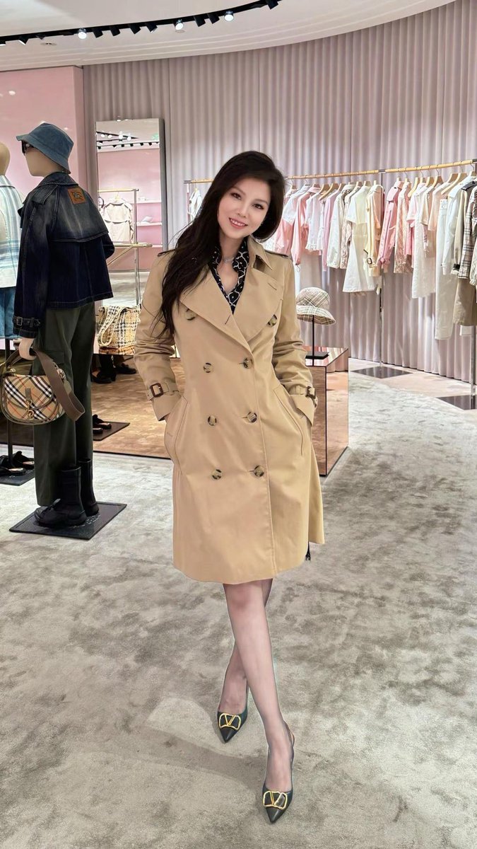 sishierli1986's tweet photo. 很快就要入秋了，提前给自己预备一件风衣。
去年的这个时候我在布拉格出差，邂逅了一场错误但是美丽的短暂爱情。风衣忘在他家里了，和我新买的这件一模一样。 https://t.co/bgQx12fn1l