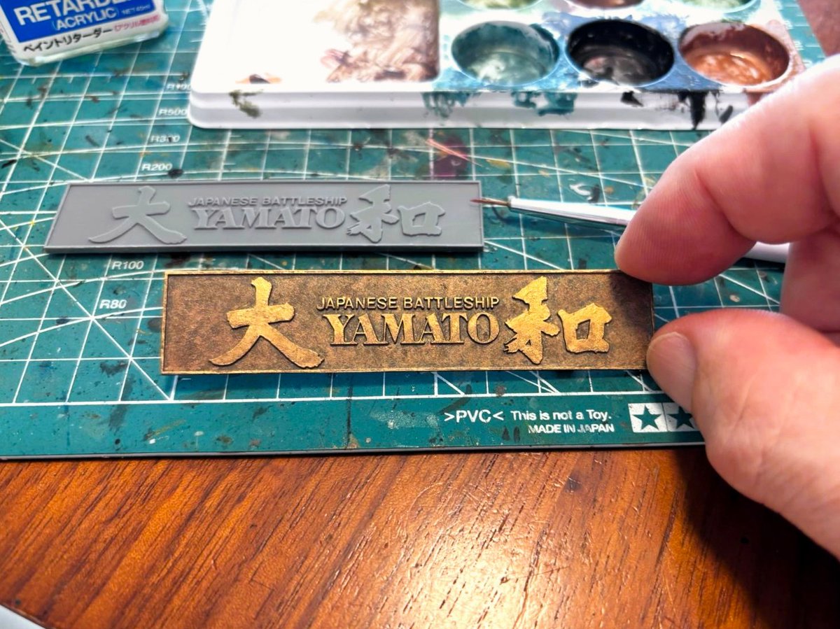 Leonco_Uncini's tweet photo. タミヤの1/350 戦艦大和を作っています
銘板（というのかな？）の塗装しました
まだ完成もしていないのにね～😅
そのままだとあまりにも味気ないので銅板ぽく
以前、戦艦ミズーリのも自分で塗ったので
経験が役に立ちました👌 https://t.co/AgbqBP5GJ8