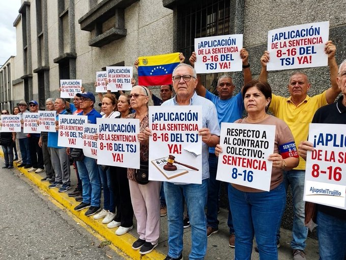 MarcoCeballo's tweet photo. #19Ago #JubiladosCantvEnLucha La Sentencia 816 no es sugerencia, es ley. A #52Dias de protesta, exigimos homologación y que #RestituyanElBono Complemento del Ingreso Mínimo Vital a $200. ¡CANTV debe honrar sus compromisos! @CSA_TUCA @CNNEE @MiguelContigo @elsiglocomve @dplacer https://t.co/P1t4Y92Gq5
