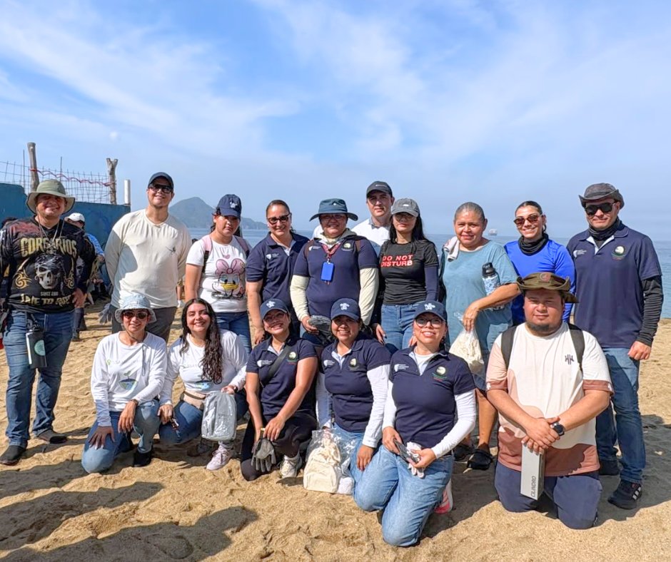 ASIPONA_Man's tweet photo. 🌊💙 El Puerto Nos Une para cuidar nuestras playas.
Agradecemos a SSA Marine por invitarnos a sumarnos a su campaña de limpieza y conservación de Playa Osaka. 🏖️♻️

Juntos demostramos que cuando nos unimos, podemos hacer la diferencia por un Manzanillo más limpio y sostenible. 🌱 https://t.co/OAfOoLED4j