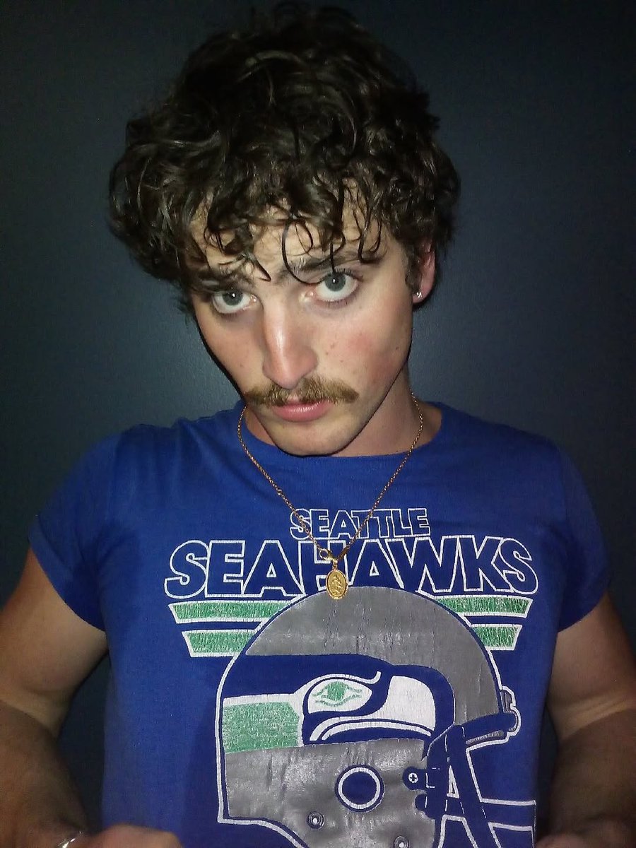 bensonbooned2se's tweet photo. THIS WEEKEND I PLAYED SOME BALL, SAW MY HAWKS WIN THE SUPERBOWL, AND TOOK SOME SICK FLIP PHONE FLICKS LIFE IS OFF THE HOOK https://t.co/k4l7oroFAe