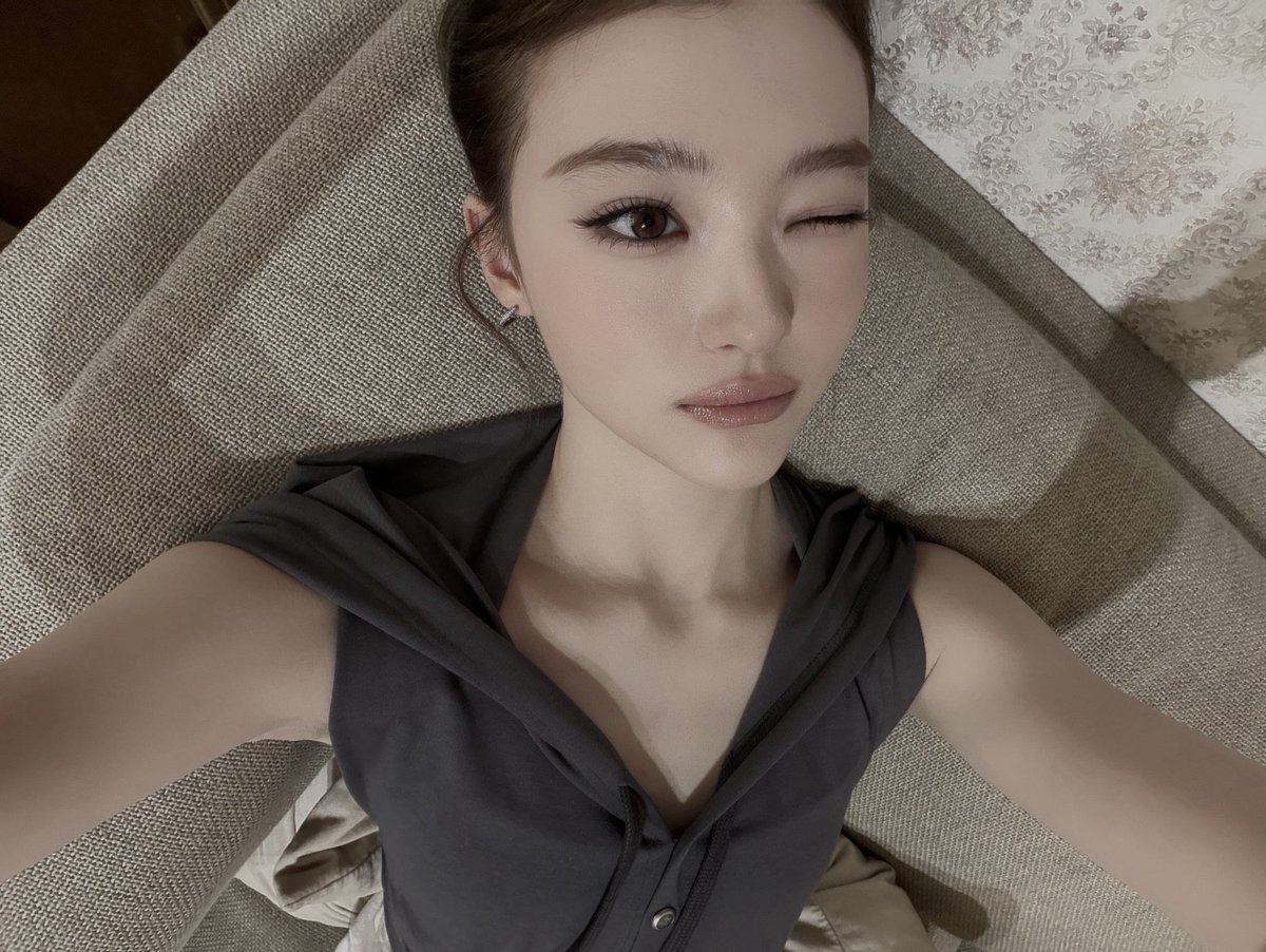 elltagross's tweet photo. @bulanrpw ME ME MEEE. i’ll be a good girl, mommy &amp; daddy! https://t.co/6QWdfEzFVc