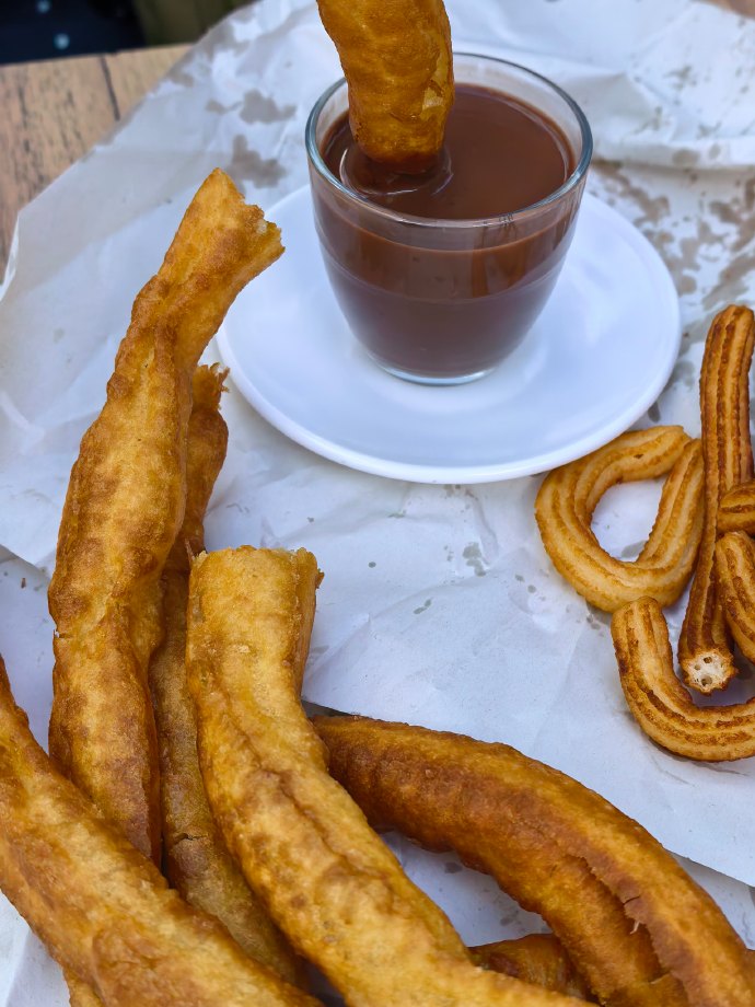 HarperAlveagwo's tweet photo. Hoy desayunamos juntos churros con chocolate y nos reímos hasta que nos dolieron las barrigas — el mejor día es el que compartimos sin planificar. https://t.co/ZkVtbysZB1