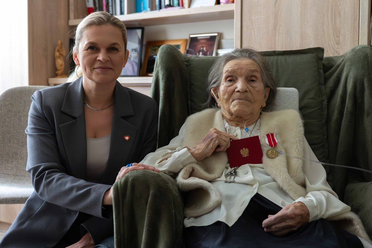 barbaraanowacka's tweet photo. Wielka strata. Będzie nam pani Wandy Traczyk- Stawskiej bardzo brakowało. Jej odwagi, empatii, mądrości i prawości. Bohaterka, nauczycielka, powstanka. Człowiek wielkiego serca i niezłomnych zasad. Jeszcze w kwietniu rozmawiałyśmy, gdy przyjęła medal Komisji Edukacji Narodowej.
Cześć Jej pamięci.