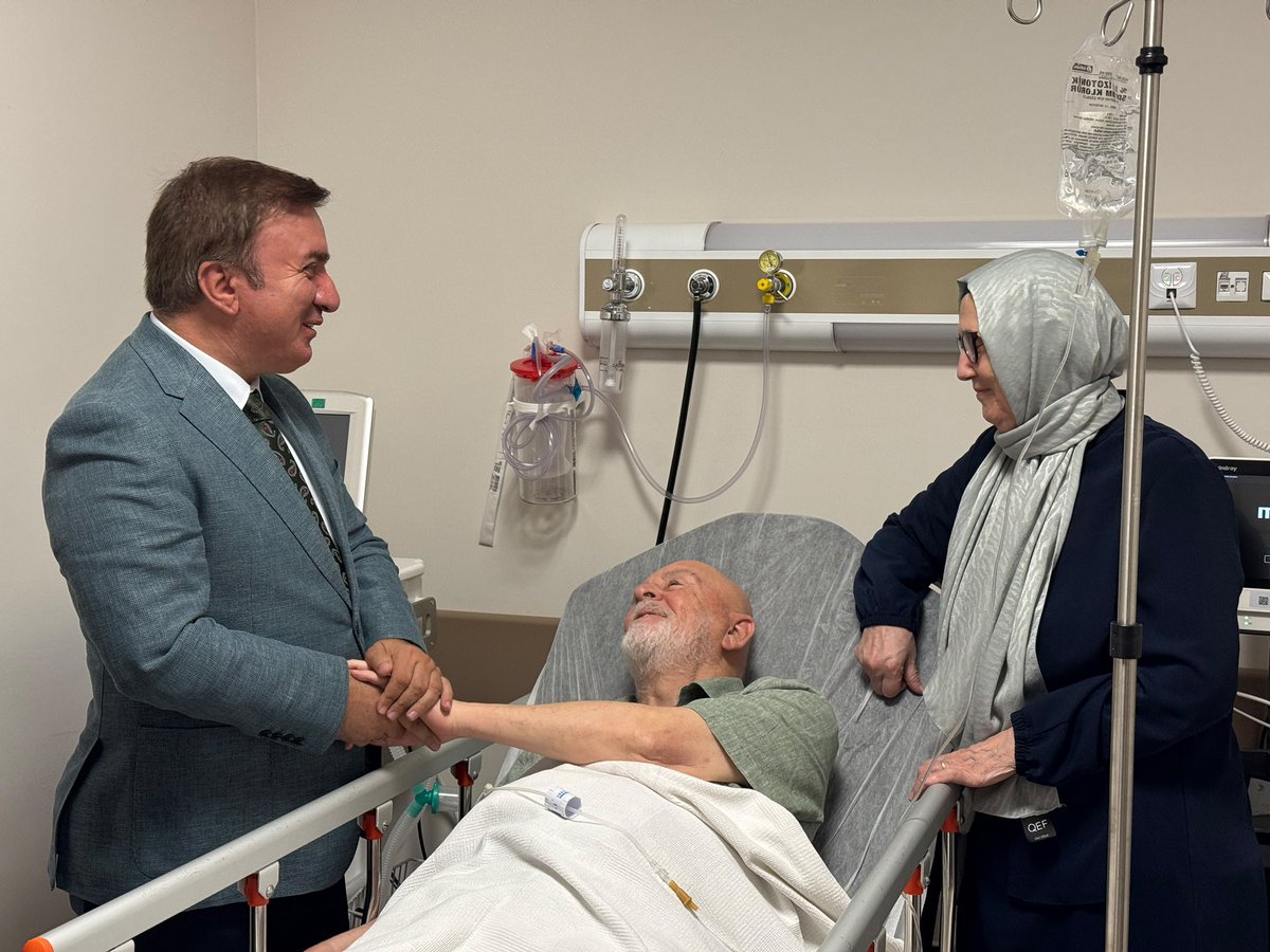 drhamzaydogdu's tweet photo. Erzincan Mengücek Gazi Eğitim ve Araştırma Hastanesi’nde, Türk hikâyeciliğinin müstesna kalemlerinden Erzincan’ın medarıiftiharı Mustafa Kutlu’yu ziyaret ettik.

Bazı insanlar vardır; yıllarca hikâye anlatırlar da aslında hep insanı anlatırlar.
Mustafa Kutlu da öyle…

Anadolu’nun küçük şehirlerini, dar sokaklarını, istasyonlarını, kahvelerini, yola düşenlerini, bekleyenlerini; en çok da insanın içindeki o sessiz ve derin yeri anlattı bize.

Bugün bu kez bir hikâyenin sayfalarında değil, bir hastane odasında karşılaştık kendisiyle…

“Geçmiş olsun” dedik.
Şifa diledik.
Sonra söz sözü açtı…

Cümlelerin söylediğinden çok sustuğu yerlerde buluştuk. Alt metinler gitti geldi. Biraz memleket, biraz insan, biraz hayat… Muhabbet derinleştikçe hastane odası sanki küçüldü, gönül genişledi.

Duygulandık.

İnsan bazen bir hastane ziyaretine şifa dilemeye gidiyor; dönerken kendisi de şifa bulmuş oluyor.

Çünkü insan insana iyi geliyor.
Bir ses, bir bakış, içten söylenmiş iki kelime…

Bazen uzun uzun anlatamadığımız ne varsa küçük bir “geçmiş olsun”un içine sığıyor.

Kıymetli Mustafa Kutlu’ya gönülden şifalar diliyorum.

Daha anlatılacak hikâyeler, kurulacak cümleler, edilecek nice güzel sohbetler var.

Allah sağlıkla, afiyetle nasip etsin.