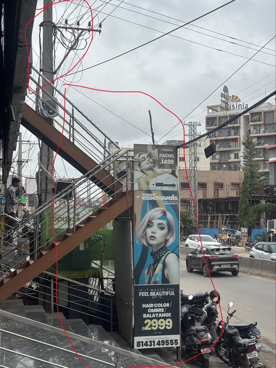Satyam4890's tweet photo. Road Encroachment &amp; Traffic Congestion – Bachupally Cross Road to Mallampet

#HYDRAA #Hyderabad #Bachupally #Mallampet #Traffic #RoadEncroachment #HyderabadTraffic #CMC_Offcl https://t.co/OoNR80eyaD
