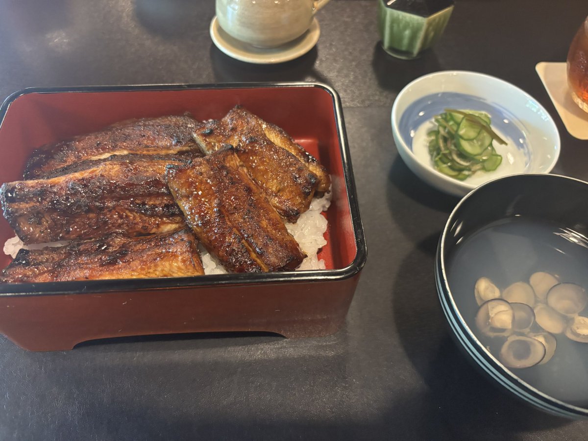 r_euua's tweet photo. 電車に揺られてうなぎを食べに来ました。
周りにマダムしかいなくて緊張していますが、お先に失礼します https://t.co/Zmc6NTui1F