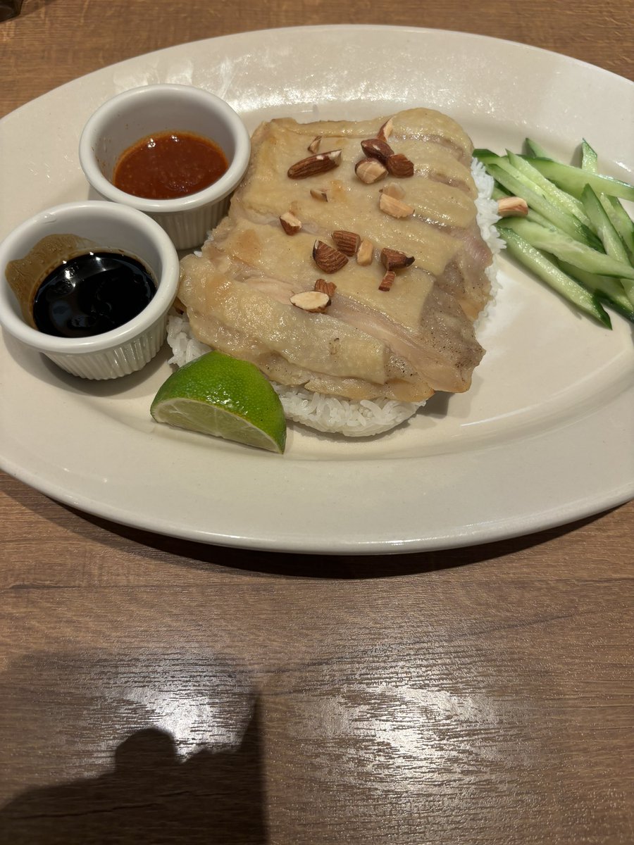 gh4DsKhnmgoSJrG's tweet photo. WIRED CAFEで蒸し鶏の海南チキンライス、ドリンクはアイスカフェラテ(オーツミルク)をオーダーして至福のカフェランチタイムなうです☺️♪✨👍#WIREDCAFE https://t.co/SMgLBtnzU9