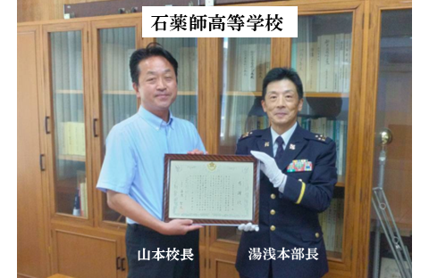 mie_pco's tweet photo. 長年にわたり、自衛隊募集活動に、ご協力いただいた3校を訪問し、本部長から学長、校長に感謝状を贈呈しました。

今後とも将来の「平和のプロ」の募集活動にご協力をお願いします。

☟イベント掲載中
https://t.co/qt19cp0W7z

#自衛隊 #イベント　#平和のプロ https://t.co/0rxQOR8xYY