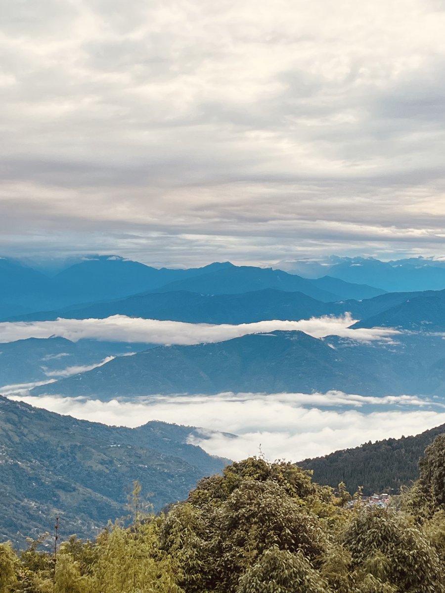 Youkyadav's tweet photo. #WorldPhotographyDay  📸

Sunrise at Tiger Hill Darjeeling https://t.co/veddpEnRyJ