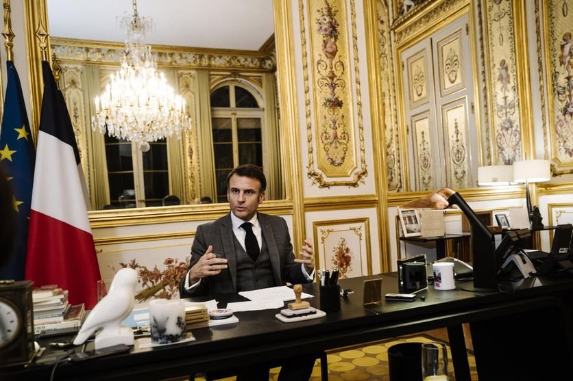 InfosFrancaises's tweet photo. FIN DE VIE : L'aide à mourir est officiellement autorisé en France.

La loi créant un droit à l'aide à mourir a été publiée ce matin au Journal officiel dans le sillage de sa promulgation par le président de la République Emmanuel Macron, après plusieurs années de débats.

Ce texte, validé par le Conseil constitutionnel la semaine dernière avec quelques réserves, crée un droit à l'aide à mourir, sous plusieurs conditions, pour certains patients, leur permettant de s'administrer un produit létal en présence d'un soignant. Si, et seulement si, le patient ne peut accomplir physiquement le geste, le soignant peut s'en charger.