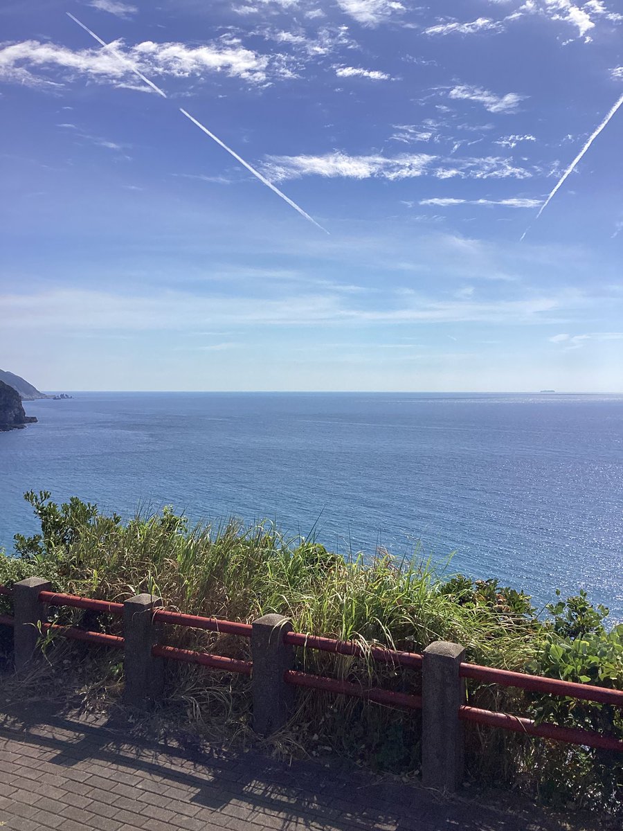 Bg13s40's tweet photo. 魚藍観音展望台から撮れた飛行機雲と海
#福江島
#五島列島
#魚藍観音展望台 https://t.co/TBddKsdwCJ