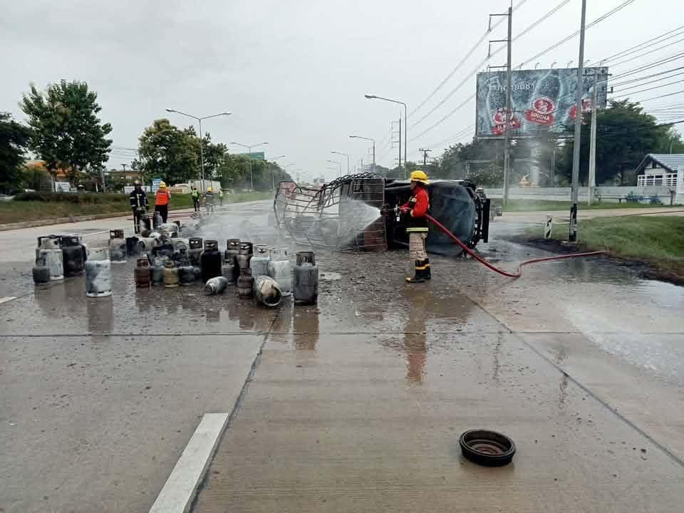 tamon_huiyong's tweet photo. 🚨 เกิดเหตุรถบรรทุกแก๊สพลิกคว่ำ ไฟลุกท่วมกลางถนนสายเชียงใหม่-ลำปาง หน้าบริษัทสิงห์ อ.สารภี เชียงใหม่ ถังแก๊สเกลื่อนถนน เจ้าหน้าที่สั่งปิดจราจรด่วน ระดมฉีดน้ำ 20 นาที ตอนนี้คุมเพลิงได้ โชคดีไม่มีผู้ได้รับบาดเจ็บหรือเสียชีวิต แต่การจราจรติดขัดหนัก ทั้งขาเข้าและขาออก แจ้งประชาชนควรหลีกเลี่ยงเส้นทางดังกล่าว‼️

#รถบรรทุกแก๊สคว่ำ #ไฟไหม้ #เชียงใหม่
