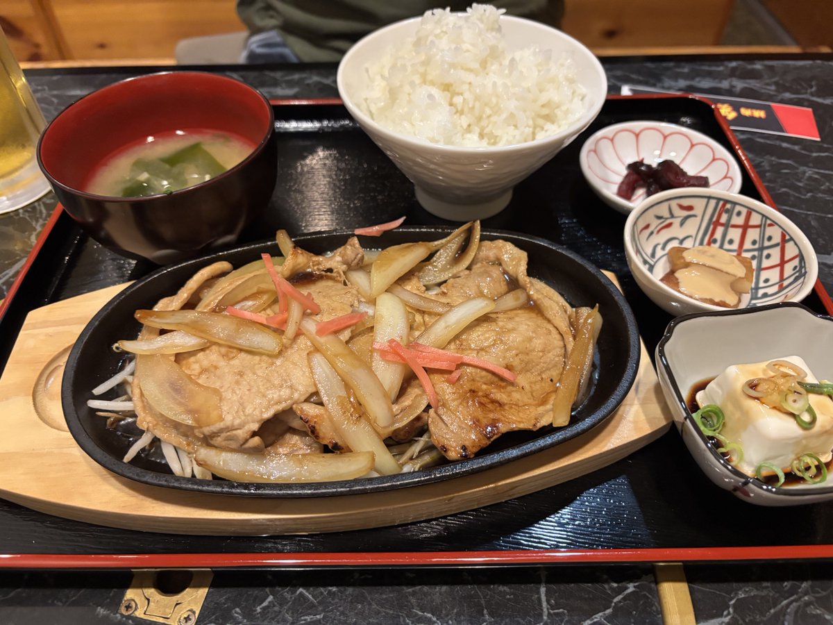 3Ogurin's tweet photo. 武史とランチビール🍺
生姜焼きめっちゃ美味っ https://t.co/xaEFvXIUeX