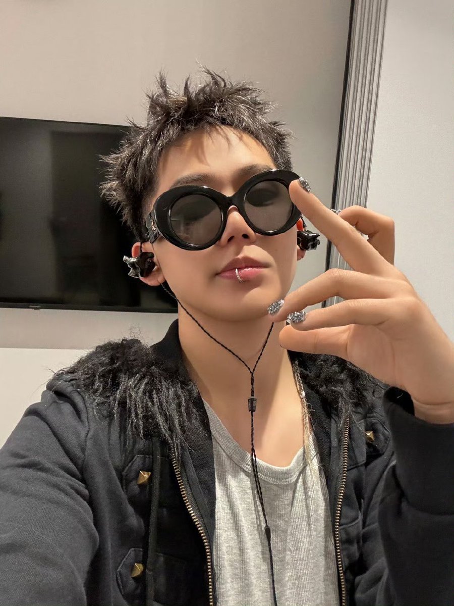 HYUNH4YI's tweet photo. 260819 choi hyunsuk on treasure weibo 📸 #최현석 https://t.co/KeUBqiB1ZG