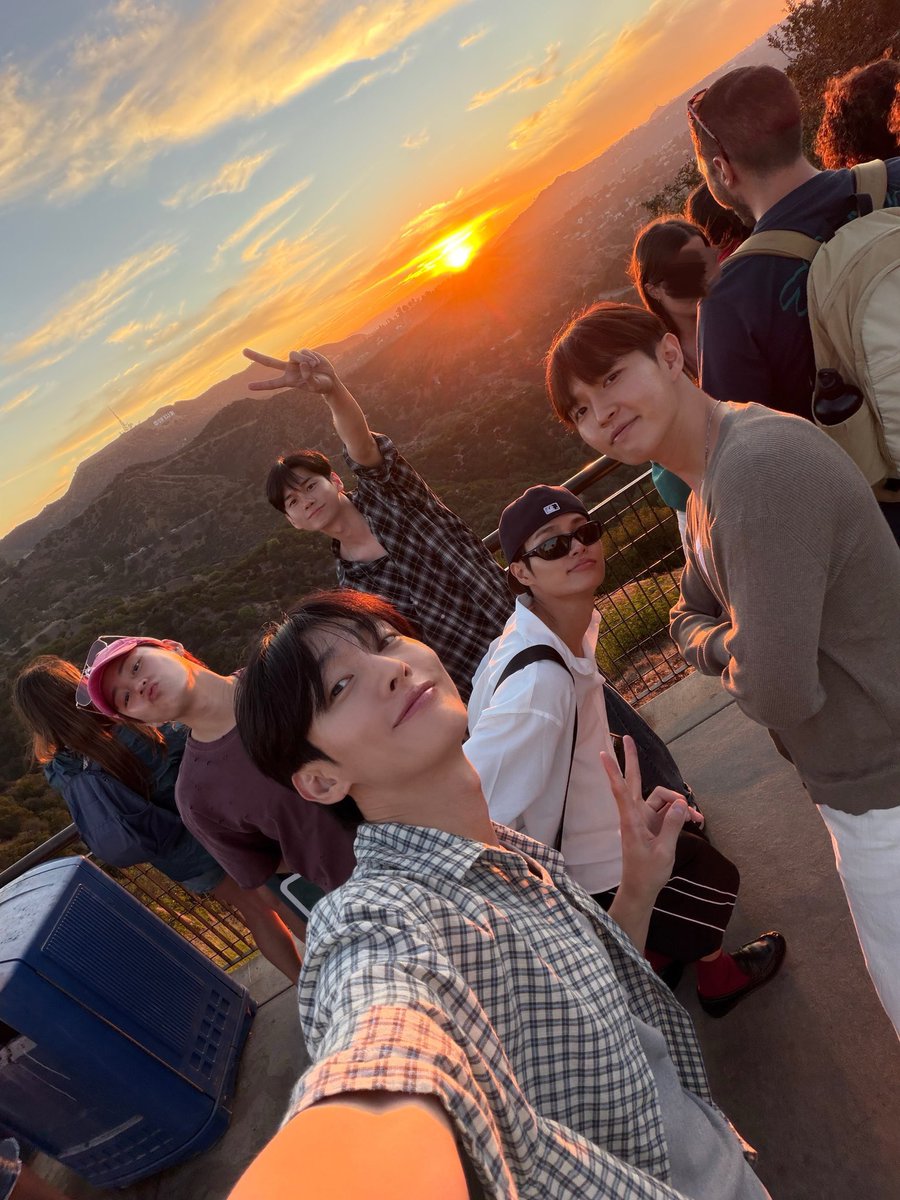 hwiboard0129's tweet photo. 얘드라 너네는 낭만을 믿어? 나는 믿기루햇어 https://t.co/feJ9s6pz14