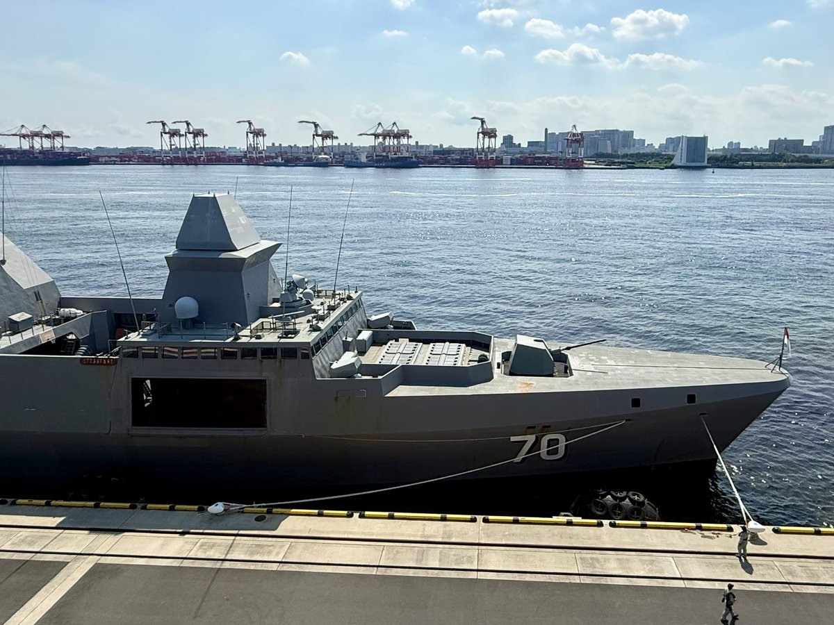 yuka_5003's tweet photo. シンガポール海軍フォーミダブル級フリゲート艦「ステッドファスト」(RSS Steadfast, 70)が8月19日、東京国際クルーズターミナルに入港しました🚢
ようこそ東京へ!🇯🇵🤝🇸🇬
日本での滞在を楽しんでください!!
#NavyAtTokyo #RSN https://t.co/AFbr7r8l2o