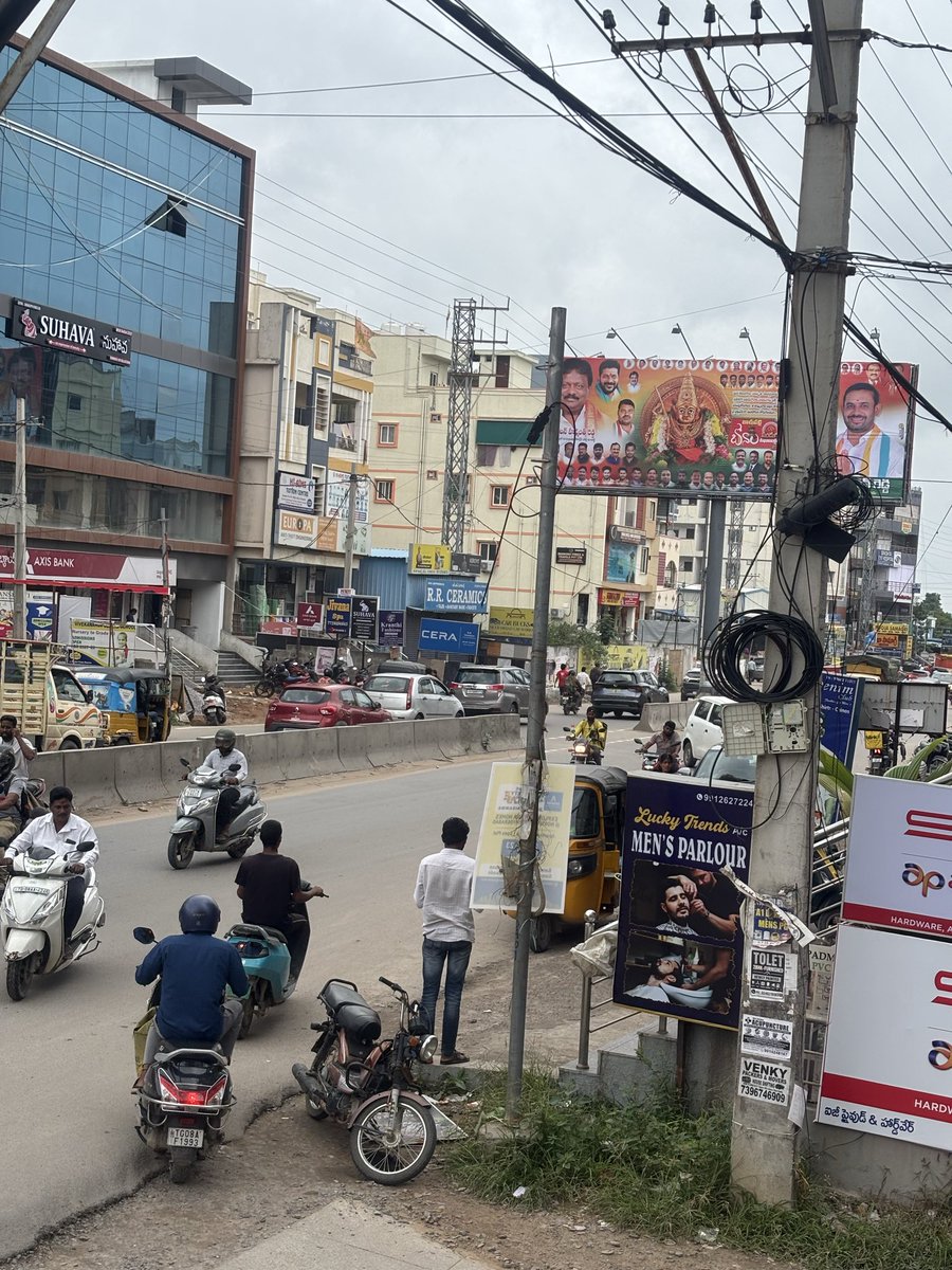 Satyam4890's tweet photo. 🚨 Road Safety Concern: Bachupally X Road–Mallampet

Missing zebra crossings, lane markings &amp; reflectors, along with inadequate U-turn/directional signboards, are causing confusion, wrong-way driving &amp; accident risks.

Requesting @hydraaofficial &amp; @HYDTP to inspect &amp; improve road https://t.co/CGYJJZlwow