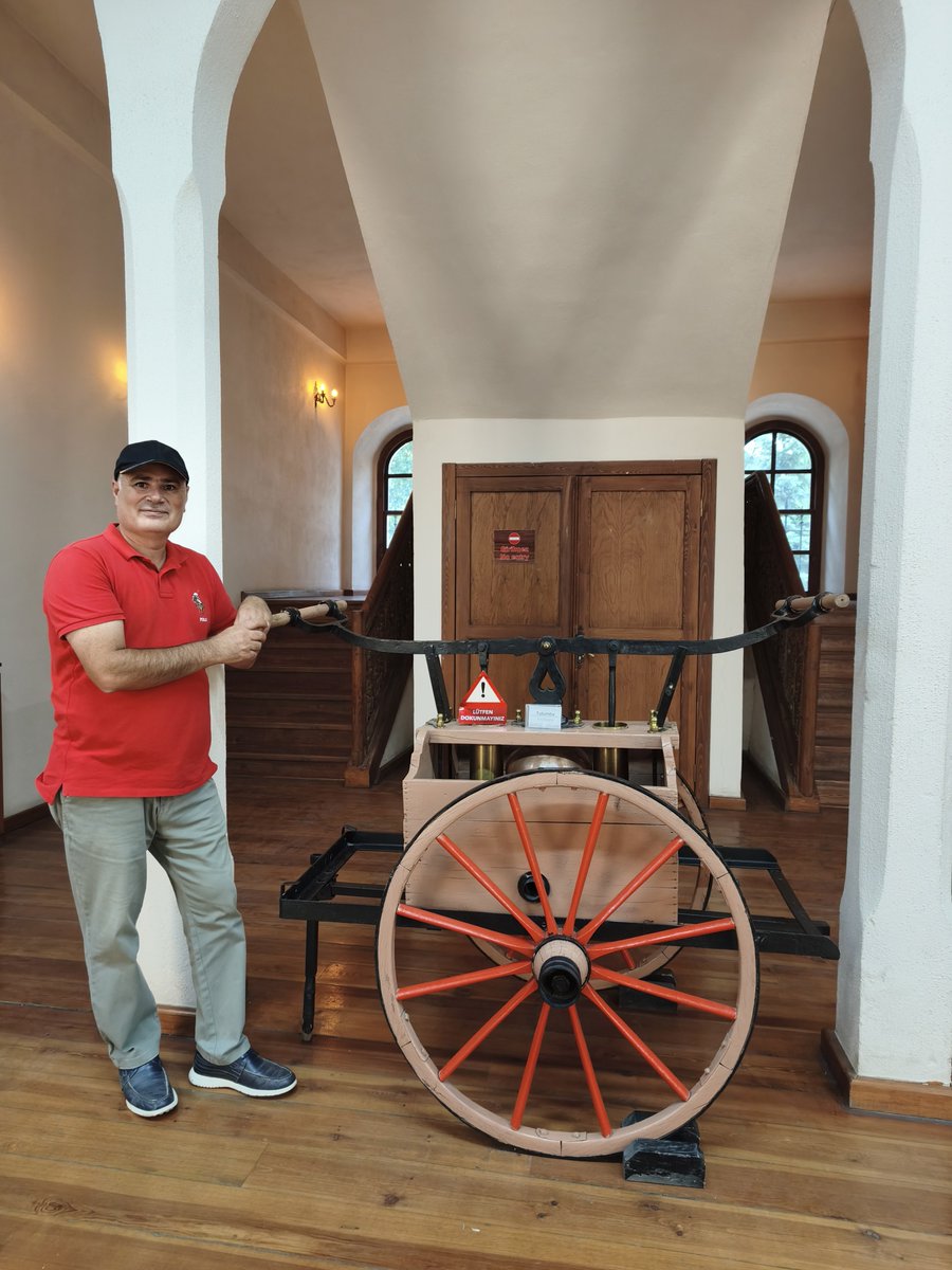 selimefe_58's tweet photo. Millî Mücadele Karargâhında Koyulhisar İzi: Sivas Atatürk ve Kongre Müzesi
​Sivas Atatürk ve Kongre Müzesi’nin girişine adım attığınızda sizleri karşılayan tarihi bir detay, 1984 yılında Koyulhisar Belediyesi tarafından müzeye bağışlanan tarihi yangın tulumbası, müzenin en gözde https://t.co/ORswOyGIR4