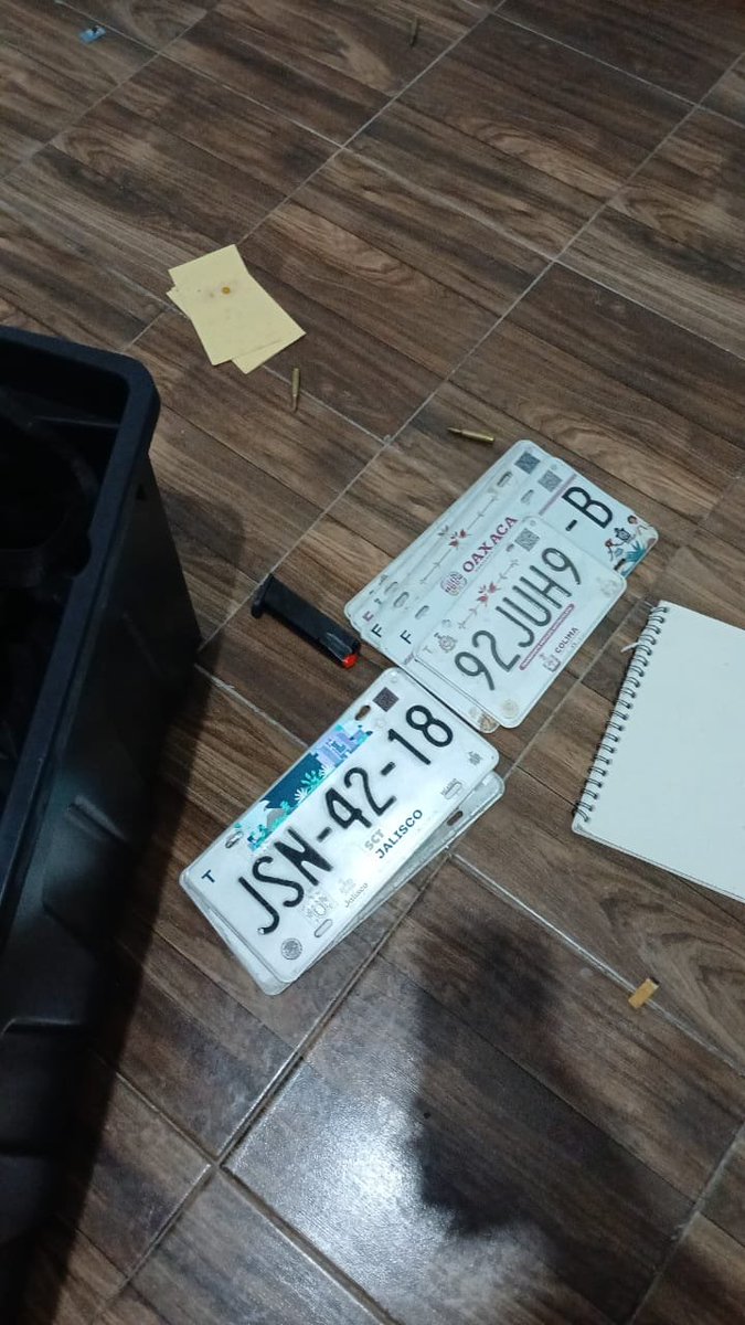FuerzasMex's tweet photo. SEMAR revienta casa de seguridad de CJNG; dos sicarios abatidos, se localizó un cuerpo seccionado en una bolsa, armamento, placas de auto, radios y chalecos en #colima #colimamexico #mexico #armadademexico https://t.co/iV6WBlGVUT