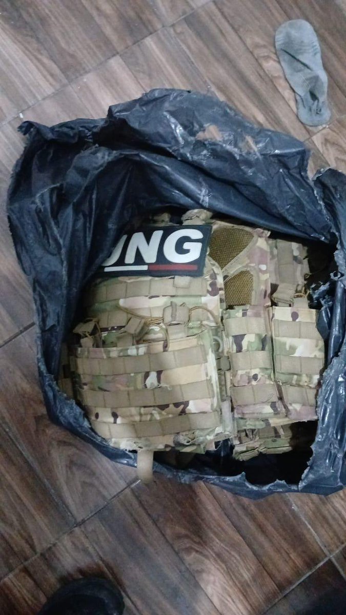 FuerzasMex's tweet photo. SEMAR revienta casa de seguridad de CJNG; dos sicarios abatidos, se localizó un cuerpo seccionado en una bolsa, armamento, placas de auto, radios y chalecos en #colima #colimamexico #mexico #armadademexico https://t.co/iV6WBlGVUT
