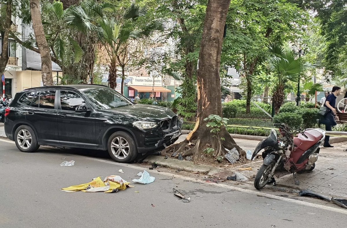 MrDsaigon's tweet photo. PHÁP LUẬT VÀ ĐẠO ĐỨC TRÁCH NHIỆM XÃ HỘI
Trước khi học luật và hiểu biết về pháp luật, chúng tôi được học về cách xử sự, sự lễ phép và giáo dục từ trong gia đình và trong xã hội.
* Có những phạm trù liên quan đến tội lỗi, vi phạm pháp luật rất mong manh với ranh giới của đạo lý và trách nhiệm xã hội.
* Ví dụ: Trong luật hình sự, nếu người cha phạm tội, người con biết mà không tố giác thì sẽ bị quy kết vào khung "che dấu tội phạm" nhưng nếu người con tố giác cha mình thì sẽ bị gia đình, xã hội phán xét là "đồ mất dậy, bất hiếu". Nói như thế để thấy sự phức tạp của luật pháp.
* Mấy hôm nay thấy mọi người đề cập về việc tai nạn giao thông gây nên cái chết cách đây một năm của một cô gái tuổi mười tám chuẩn bị đi thi tốt nghiệp.
Tối qua VTV có ghi buổi nói chuyện của bố cháu gái bị tai nạn,... Tôi cảm thấy có gì đó rất... không phù hợp. 
* Phân tích tình huống này không đơn giản, không thể viết vài lời, trong phạm vi một bài viết trên FB. 
Khi phân tích các tình huống xảy ra, tôi hay đặt đầu câu chữ "giá mà..."

1. Không một ai tham gia giao thông mong muốn gặp tai nạn, bị tai nạn hay gây ra tai nạn. Nhưng đã lỡ xảy ra rồi, có "giá mà" cũng không còn kịp. Vậy xử lý sự việc nên như thế nào. Giá mà người lái xe và người cùng đi trên xe chạy vội xuống bế cháu gái đi cấp cứu kịp thời, có thể cháu sẽ không bị mất máu, có thể cháu sẽ không bị nhiễm trùng hoại tử vết thương, có thể cháu sẽ được cứu sống dù có mất một chân. Nhưng sự thật là người lái xe không làm như thế mà vội bỏ đi. Có thể người lái xe trong lúc hoảng sợ đã không tỉnh táo xử lý tình huống, nhưng rõ ràng cháu gái không có cơ hội để được sống.

2. Tình huống người cha xuất hiện trên VTV. 
Có thể là thời gian một năm đã làm cho gia đình nguôi ngoai việc mất con gái. 
Có thể gia đình cháu gái có suy nghĩ rộng lượng từ bi của gia đình là "thôi thì con mình đã mất rồi, có buộc người lái xe phải đi tù, con mình cũng không sống lại được... 
Cũng có thể vì hoàn cảnh gia đình và sự thông cảm với người lái xe: dù sao họ đã biết lỗi, đã xin bù đắp những nỗi đau của gia đình mà chấp nhận sự hòa giải đền bù... 
Nhưng những điều đó là sự thông cảm tế nhị, mất con là sự đau đớn tột cùng, sao lại phải lên VTV để chịu sự sỉ nhục ném đá của mọi người. Tôi cho rằng quá tàn nhẫn với người cha. Lậy trời, chúng ta là con người mà...

3. Tình huống những người trẻ đến đặt vòng hoa có thể là bạn học cùng trường của cháu gái, có thể là hàng xóm, bạn cùng khu phố của gia đình, nhớ ngày bạn mình bị tử nạn thì đến tỏ lòng thương tiếc đặt bó hoa, thắp nén nhang... không ngờ lại bị các bác lao công đến ca là tự động dọn, gây ra sự phản cảm của cộng đồng MXH.

4. Trách nhiệm xã hội của người vợ ông lái xe, tôi không biết bà ấy là ai nhưng ví dụ ở phần đầu bài viết tôi đã nêu, biết chồng sai mà vẫn tìm cách che dấu và lo lắng các sự việc để giảm nhẹ tội (hoặc lỗi) cho chồng. Tôi nghĩ cũng có nhiều người thông cảm, nhưng thật sự việc làm đó của bà vợ là lửa cháy đổ dầu thêm. 

5. Các cụ ta thường nói "đánh kẻ chạy đi... ai đánh người biết quay đầu lại...", nếu biết lỗi thì nên quay đầu là bờ". Ông lái xe nên thành thực xin lỗi gia đình nạn nhân, nhất là ông bố đau khổ trên VTV, cũng cần xin lỗi cộng đồng xã hội, đừng coi thường gen z nhé. Bạn của cháu gái thì cũng tầm 18, 20 dễ giận nhưng cũng dễ tha thứ...
* Các bạn đồng nghiệp của tôi đã phân tích đầy đủ về pháp luật hình sự rồi. Tôi không muốn viết thêm mà chỉ bày tỏ về cách xử sự cho phù hợp thôi nhé.
Nguyễn Thị Sơn
18.8.2026