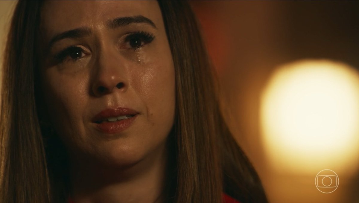 marcospitta's tweet photo. Amora Mautner me disse em entrevista que Tatá Werneck é a melhor atriz de drama do mundo e que, se tivesse nascido fora do Brasil, já teria ganhado um Oscar. E, vendo Brigitte, fica difícil discordar dela.

Tatá está desconstruindo diante do público qualquer limite que ainda tentassem colocar entre ela e o drama. A comédia continua fazendo parte da artista que conhecemos, mas Brigitte revela uma atriz dramática de potência gigantesca.

Tatá é uma escada para o espectador: a cada cena, nos leva um degrau acima, para um lugar cada vez mais intenso e saboroso de apreciar um bom drama.

Brigitte é uma personagem enorme. E Tatá Werneck está sendo ainda maior.

Foto: Reprodução/Globoplay