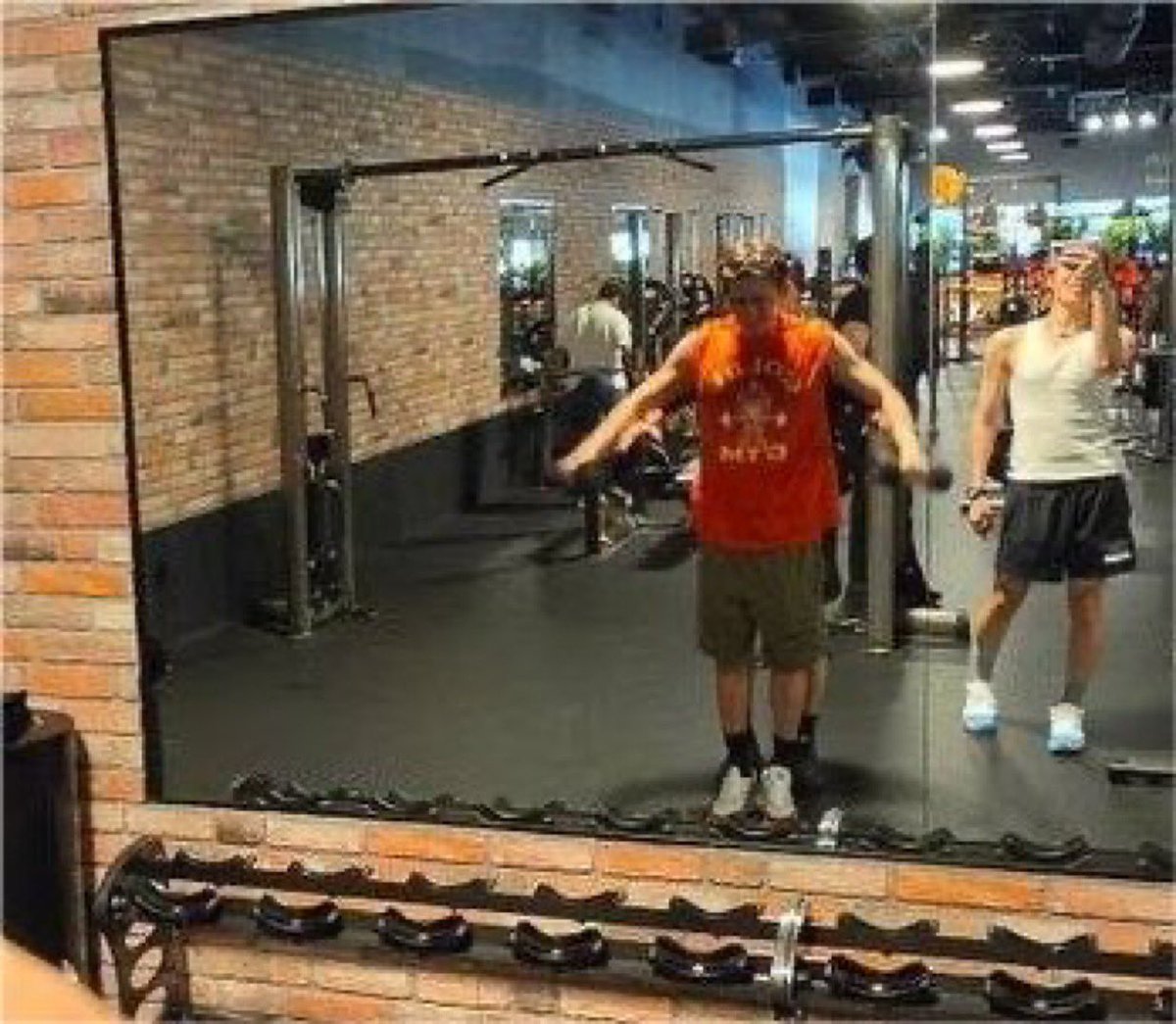 jaybswag_'s tweet photo. taehyung está tão enorme ao ponto do jungkook ter SUMIDO atrás dele https://t.co/TXghCcGD9y