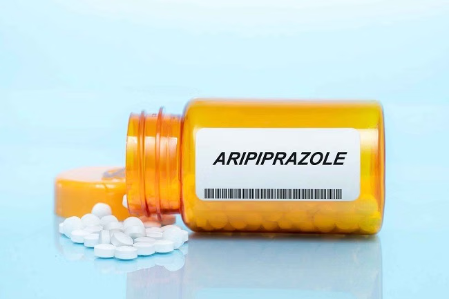 ElPaido's tweet photo. Las paradojas regulatorias del aripiprazol en población infantil: el peso importa para Tourette, pero no para autismo TEA.

El mismo niño podría recibir una dosis máxima diferente de aripiprazol dependiendo de para qué se lo prescribimos y bajo qué indicación fue aprobado.

Para irritabilidad asociada al autismo, la FDA establece en niños de 6 a 17 años:

• Inicio: 2 mg/día
• Rango recomendado: 5–15 mg/día
• Máximo: 15 mg/día
No establece un punto de corte según el peso.
En cambio, para trastorno de Tourette, entre los 6 y 18 años, la dosis sí cambia según el peso:

<50 kg:
• Inicio: 2 mg/día
• Objetivo: 5 mg/día
• Máximo: 10 mg/día

≥50 kg:
• Inicio: 2 mg/día
• Objetivo: 10 mg/día
• Máximo: 15-20 mg/día

¿Por qué para una indicación importa si pesa 49 o 51 kg y para la otra no?

No porque se haya demostrado que el aripiprazol se metabolice de manera diferente por tener autismo o Tourette.

La explicación está, principalmente, en cómo se diseñaron los ensayos clínicos que sustentaron cada indicación.

En irritabilidad asociada al autismo, uno de los estudios permitió dosis flexibles de 2–15 mg/día y otro comparó dosis fijas de 5, 10 y 15 mg/día, sin establecer grupos de dosificación según el peso.

En Tourette fue diferente: el ensayo pivotal de 8 semanas estratificó las dosis según un punto de corte de 50 kg. Los menores de 50 kg recibieron objetivos de 5 o 10 mg/día, mientras que los de ≥50 kg podían alcanzar 10 o 20 mg/día. Otro ensayo de 10 semanas utilizó una dosificación flexible de 2–20 mg/día.

Así que la ficha técnica terminó reflejando aquello que realmente fue estudiado.

Esto deja una situación curiosa:

Un niño de 45 kg podría tener como dosis máxima aprobada 15 mg/día si se trata irritabilidad asociada al autismo, pero 10 mg/día si se trata Tourette.

¿Qué opinas?