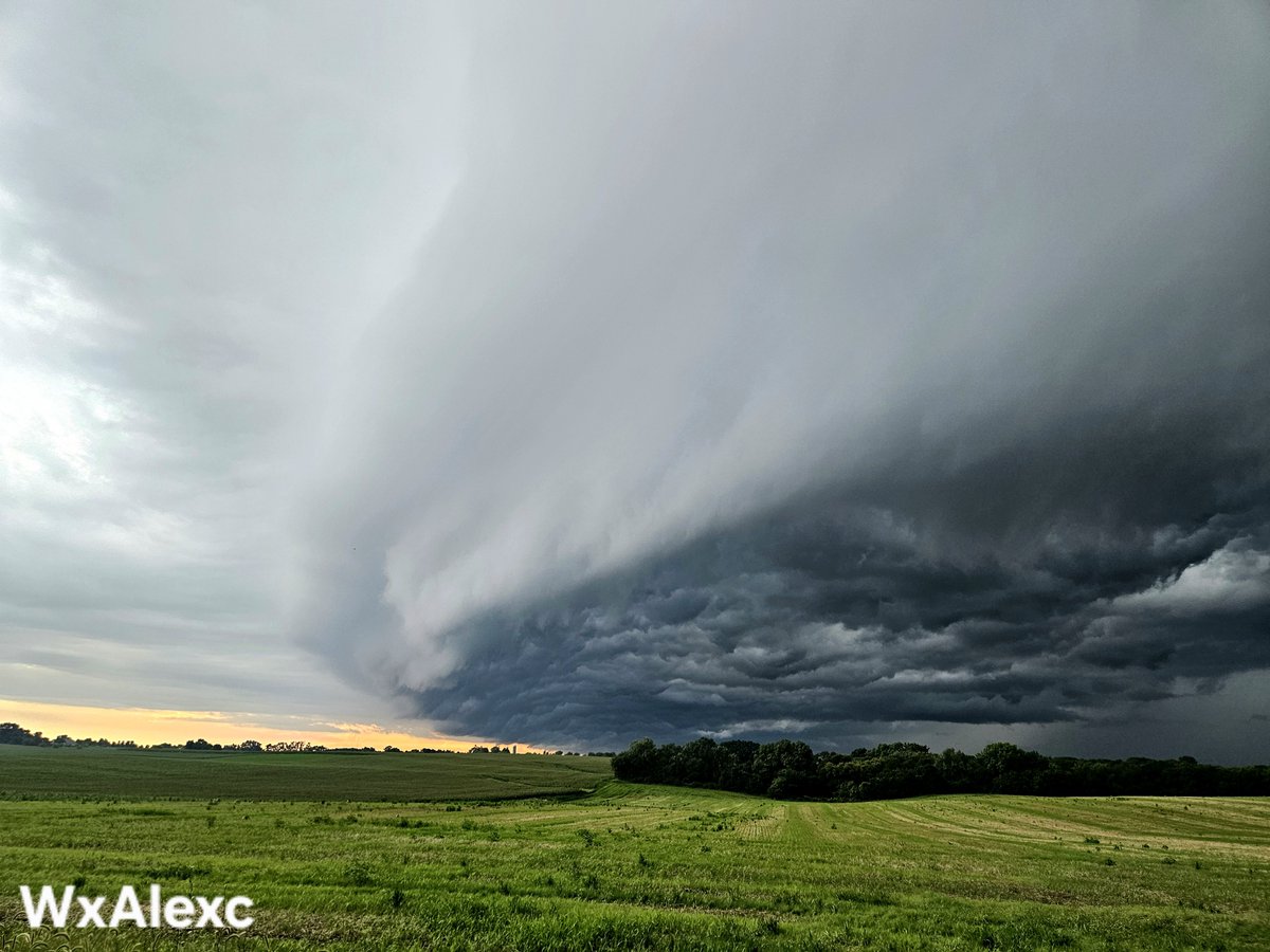 WxAlexc's tweet photo. Beautiful shelf cloud a little earlier north of Clinton, WI!! 

#weather #storm #stormchaser #wisconsin #rockcounty #wiwx #wx https://t.co/FnlEyMk4gj