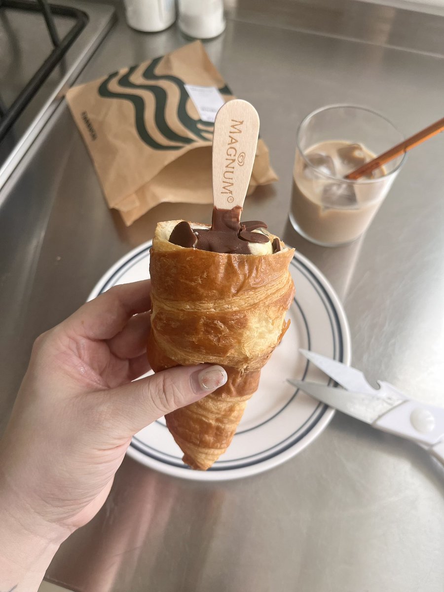 kurinum's tweet photo. Croissant with ice cream https://t.co/8na5JuPN7w