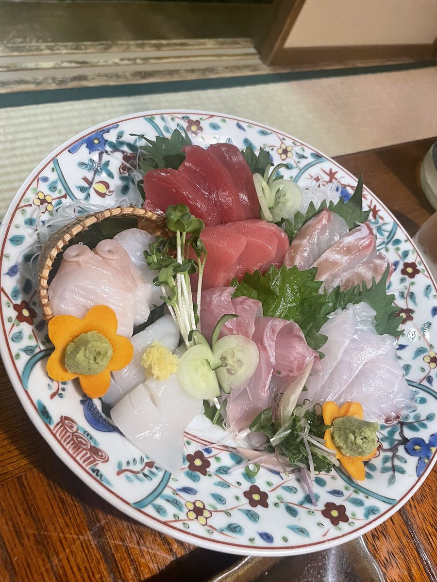 Mp431d's tweet photo. よるごはん
初、「割烹惣門」さんで。
茶碗蒸しが大きくて具沢山🥳
大変美味しゅうございました😋 https://t.co/ivt52vQRov