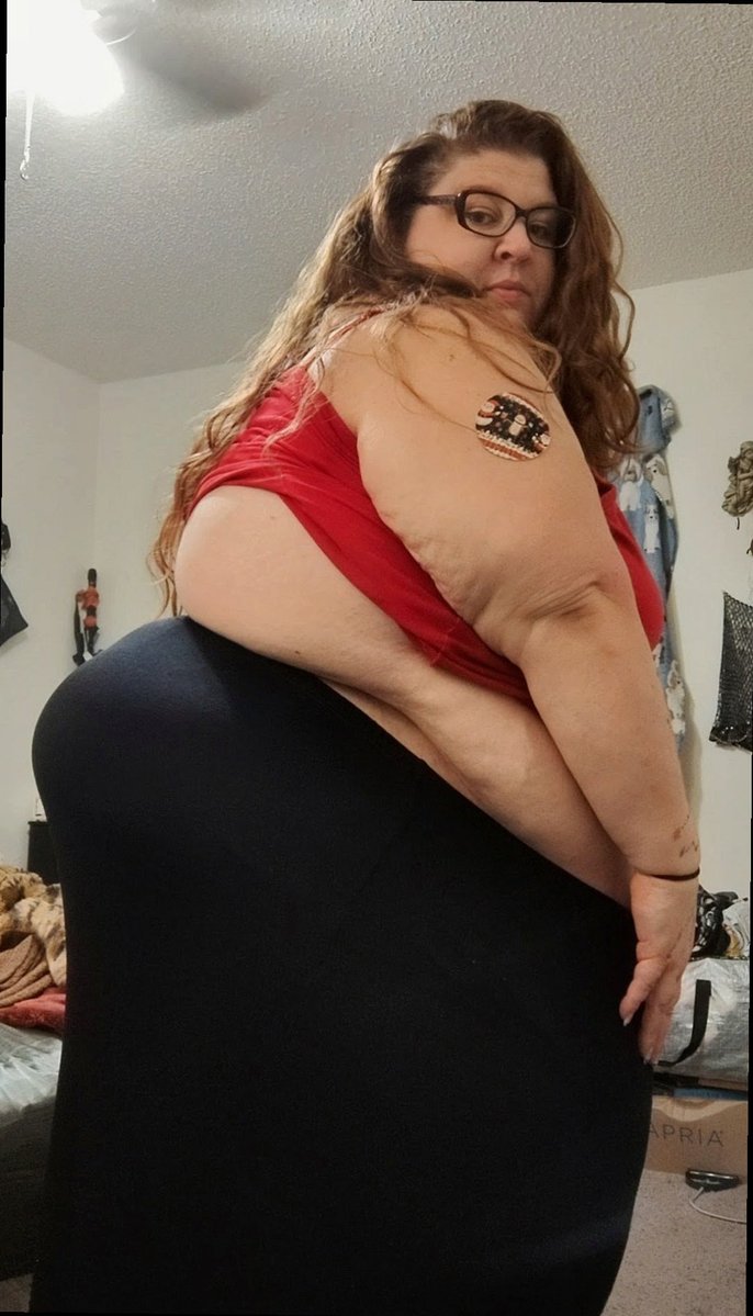Beth_Collinsxo's tweet photo. 45 years old, single, healthy, 600lbs….. which picture of me is your favourite? 💕 https://t.co/RY07sRHuyi