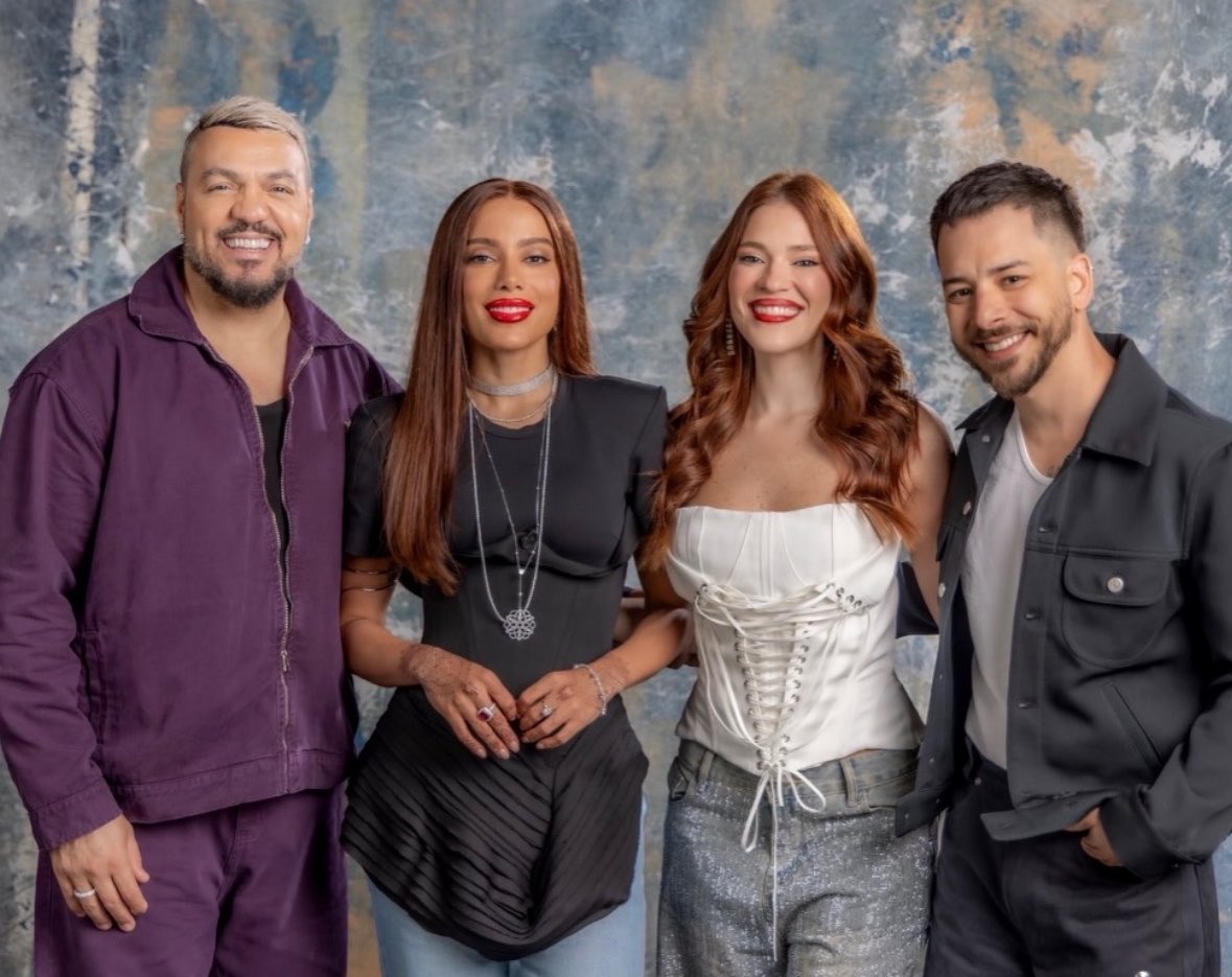 AnittaPress's tweet photo. Belo (o cantor), Anitta, Ana Clara e Júnior (da Sandy) em nova foto para os Estrelas da Casa (da Globo). https://t.co/fsnLrSolG5