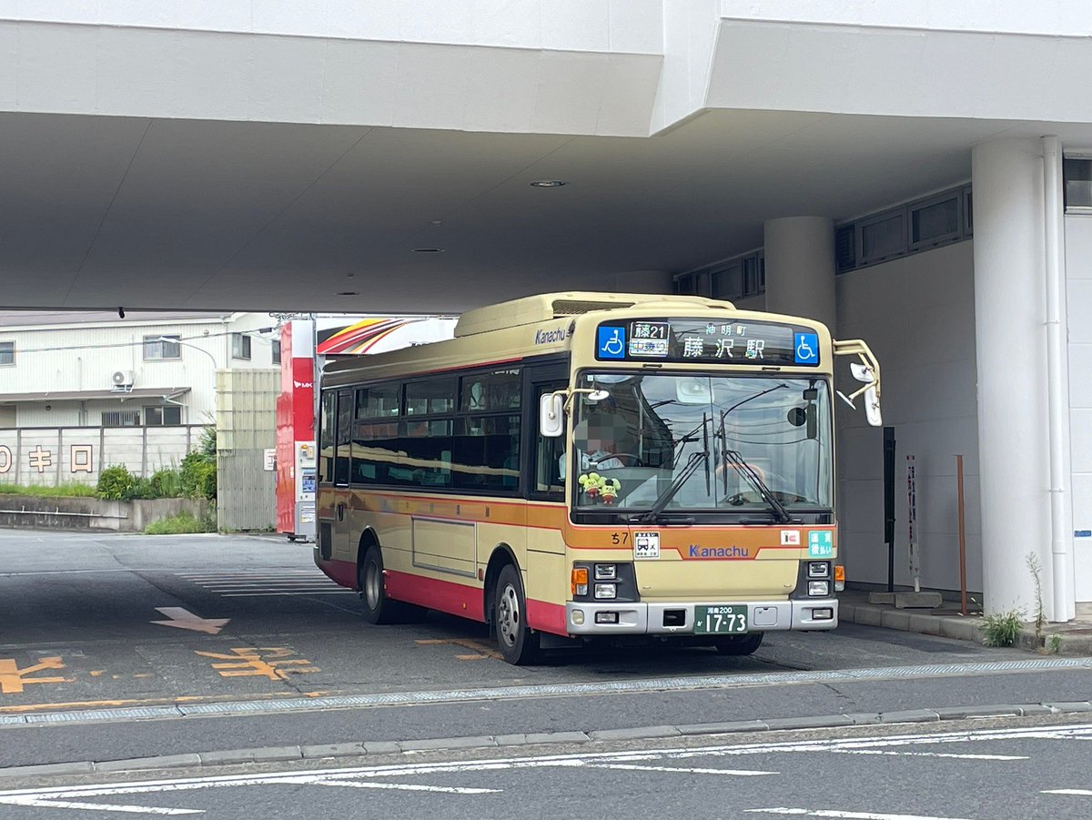 bus_picture's tweet photo. 藤沢営業所高山車庫から出てくる、茅ヶ崎営業所のお客さんの乗ってる運用中の車両 https://t.co/mAKK00so8T