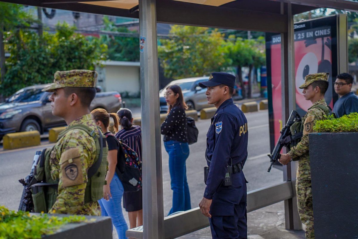 merino_monroy's tweet photo. Hoy, en el trigésimo cuarto aniversario de fundación de la @PNCSV, reconocemos a los hombres y mujeres que han asumido con honor la misión de proteger a El Salvador y, de manera especial, honramos la memoria de quienes entregaron su vida en el cumplimiento del deber.

Su sacrificio no será olvidado. Es parte del legado que sostiene a una institución que continúa trabajando por un país más seguro.

Desde la @FUERZARMADASV seguiremos sumando esfuerzos, unidos por una misma misión: la paz y seguridad de todos los salvadoreños.

Mi respeto y gratitud a cada policía que, con honor y valentía, cumple su deber.

¡Feliz aniversario! 🇸🇻