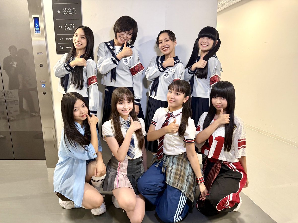 Ami_27JUICY's tweet photo. 新しい学校のリーダーズさんとお写真撮っていただきました！！
ずっとずっとお会いしたかったのでとても嬉しかったです！
JUICYJUICYポーズしてくださりありがとうございました！

#新しい学校のリーダーズ さん
#asobisystem
#JUICYJUICY https://t.co/gNrlK6oaF8