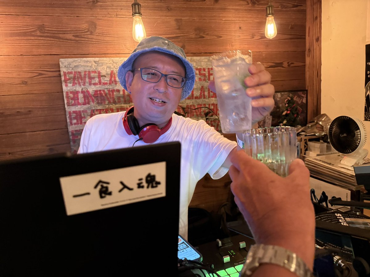 hanasabi's tweet photo. 昭和歌謡DJ楽しいね
bubble-BさんのDJ聴きに行ってきた！
乾杯🥂して、カレーライス本買ってきた〜
うちで読めるよ https://t.co/YIQYAw1Lo2