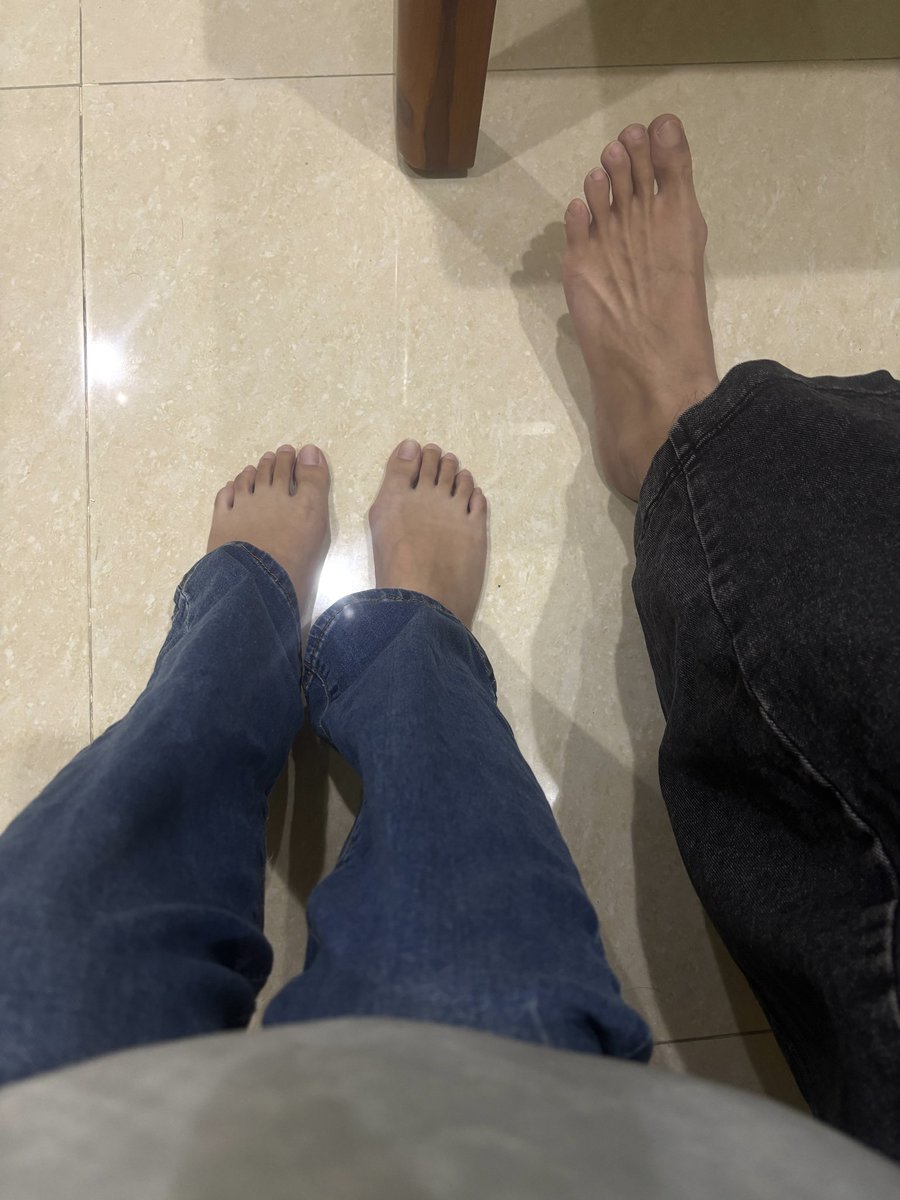 xin920111's tweet photo. 今天好像是七夕一夕的日子？
打了晨砲可以改天再夕👀

我的兩隻腳都拇指外翻，好醜 ( ಠ_ಠ) https://t.co/XlKQ1CKQus